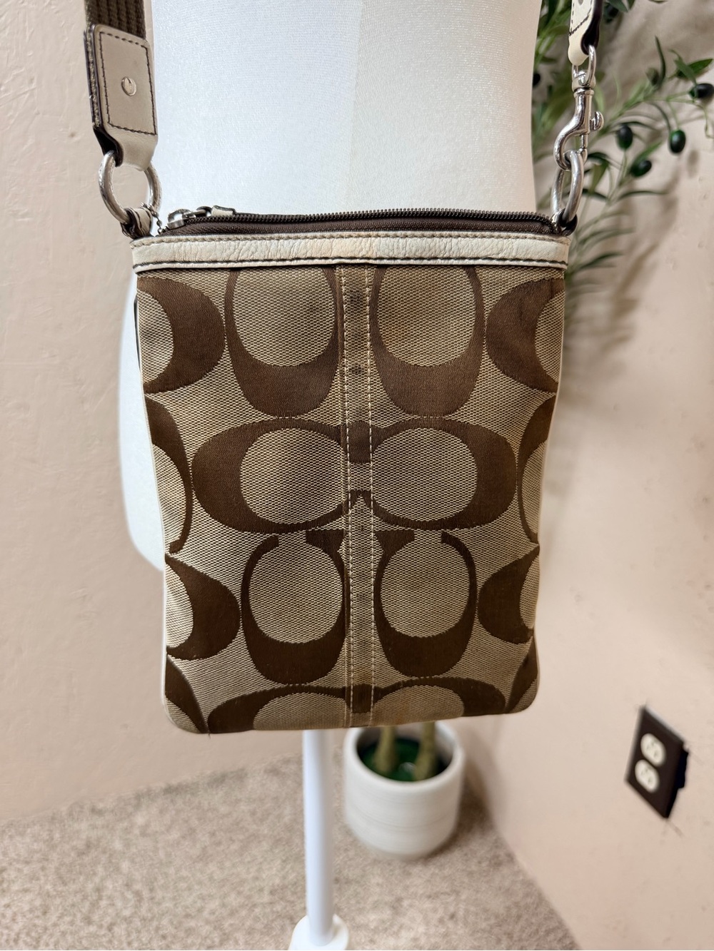 Coach Brown Khaki Signature Crossbody with Cream Trim - Picture 3 of 4